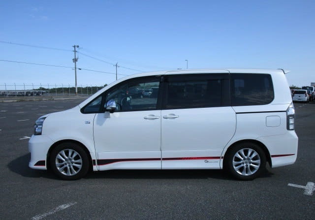 TOYOTA VOXY Z GS