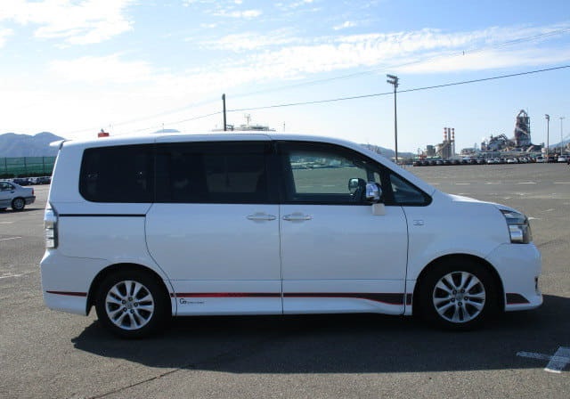 TOYOTA VOXY Z GS