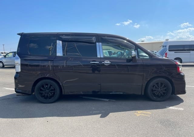 TOYOTA VOXY ZS